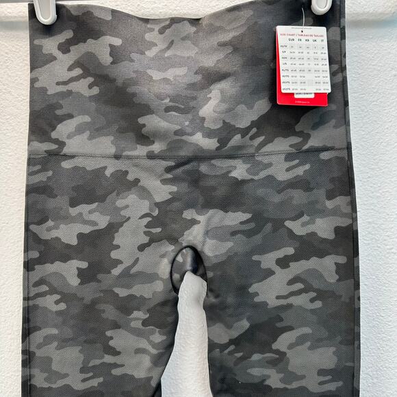 NWT Spanx Look At Me Now Cropped Seamless Leggings M Gray Camo - Picture 4 of 12